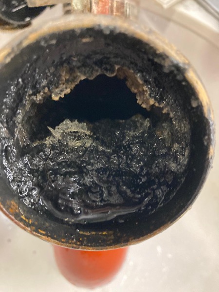 DrainFix HK 渠管內部已嚴重收窄,只剩中間一個口型細孔可通水