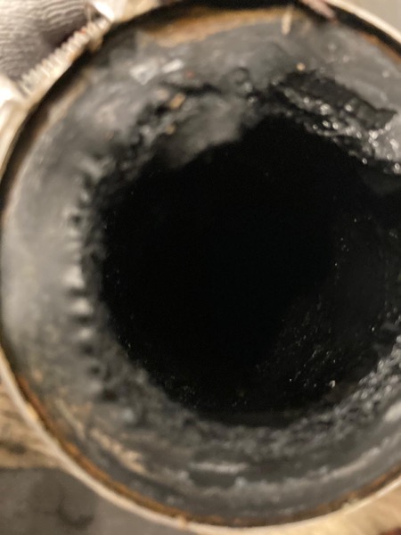 DrainFix HK 渠管內部完全黑色硬化油脂,光亮表面但其實係結晶固體