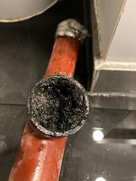 DrainFix HK 鑄鐵渠管末端,可清楚見到內裡硬化油脂橫切面