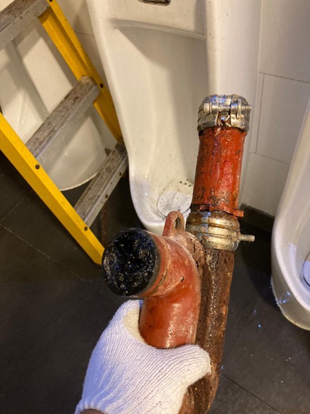 DrainFix HK 同一磚砌渠井另一角度,高壓水槍仍在沖洗
