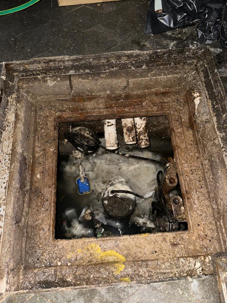 DrainFix HK 揭開方形渠井,裡面塞滿淤泥碎磚 — 揭蓋一刻嘅驚嚇