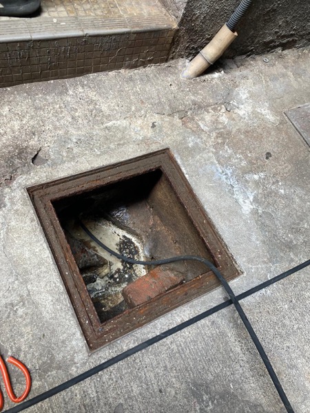 DrainFix HK 師傅人手操作刨渠工具,攪碎方井內堵塞物