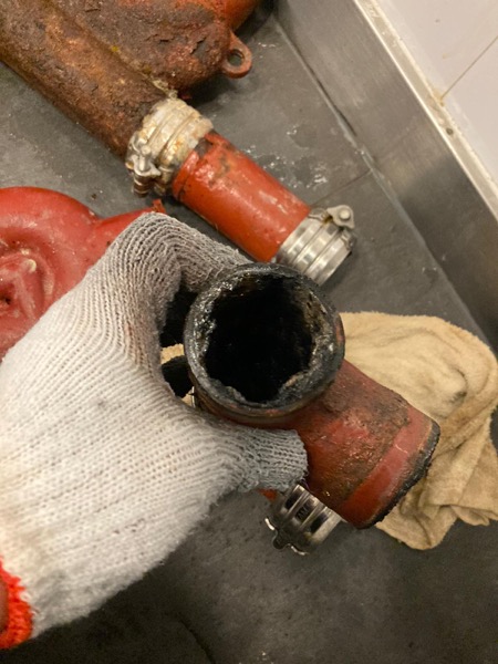 DrainFix 切開鑄鐵主管展示內部油脂結痂