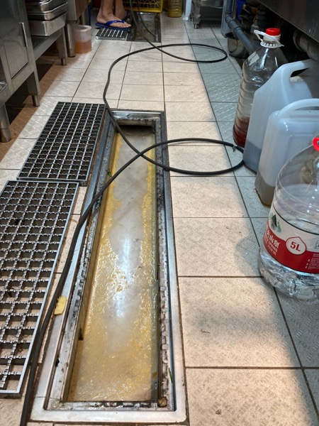 DrainFix 食肆隔油池清理中