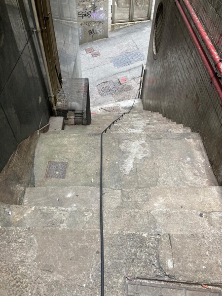 DrainFix HK 食肆後巷石階旁排水管系統,師傅將通渠線由樓梯下方引導至地下渠口